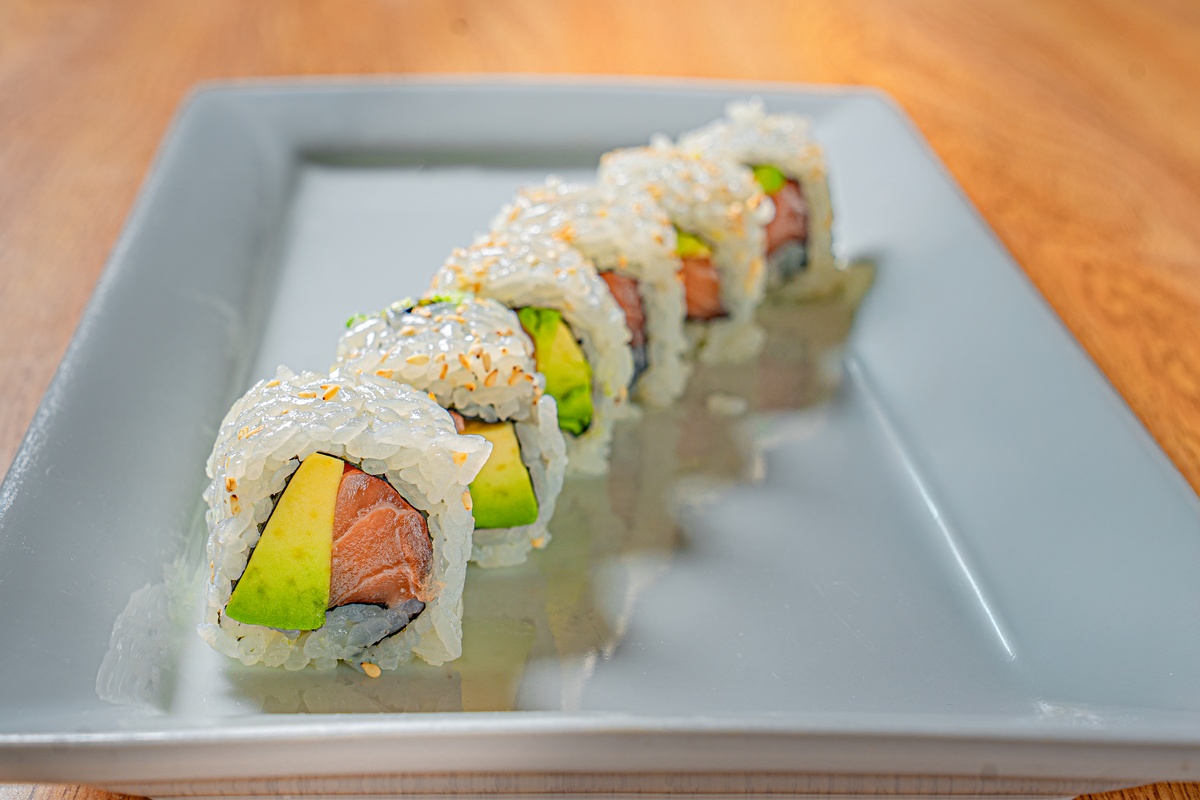 SALMON AVOCADO ROLL